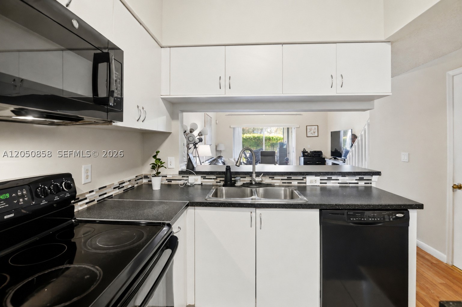 21 Simonton Cir, Weston FL 33326