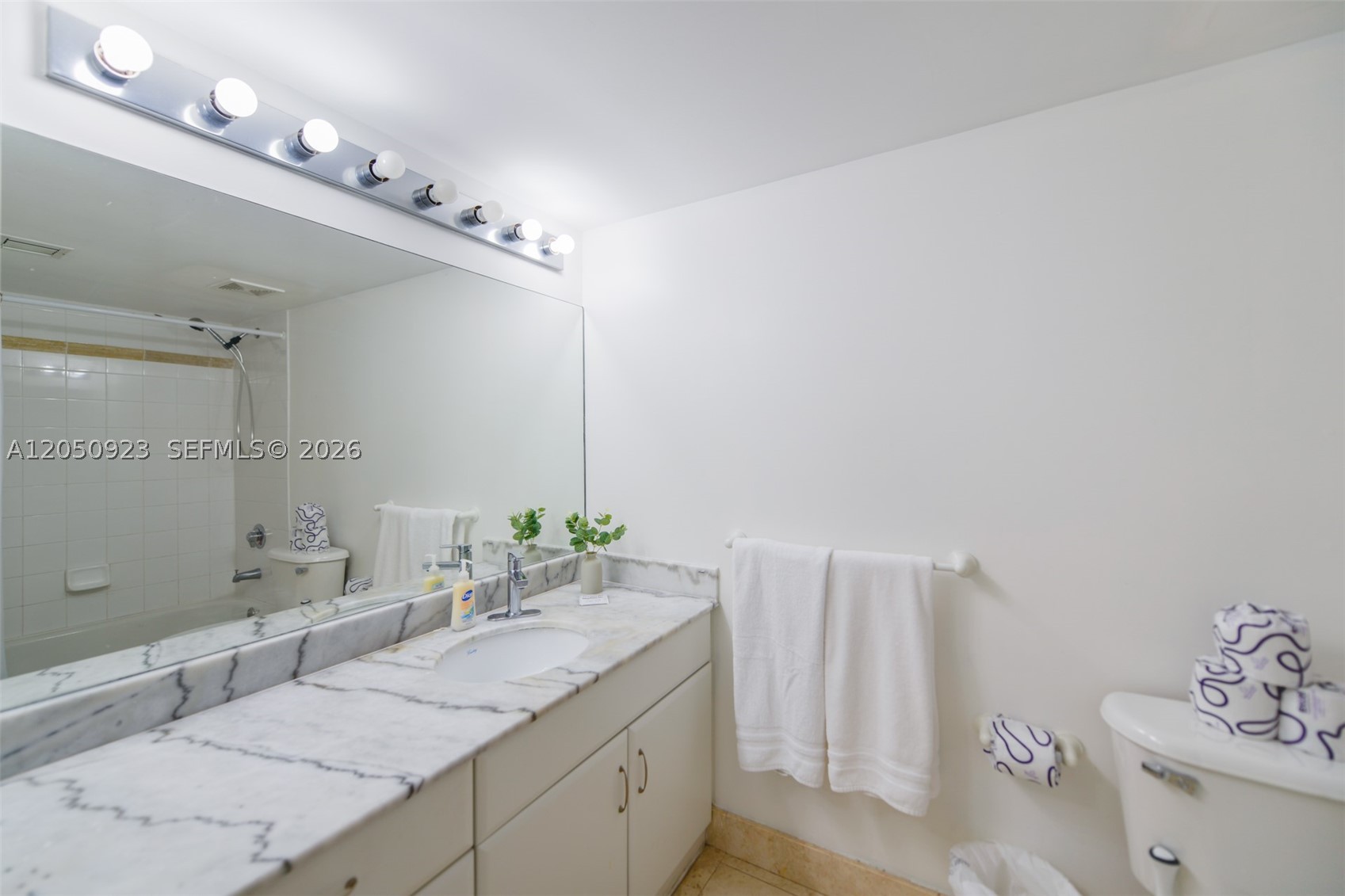 1200 Brickell Bay Dr #2324, Miami FL 33131