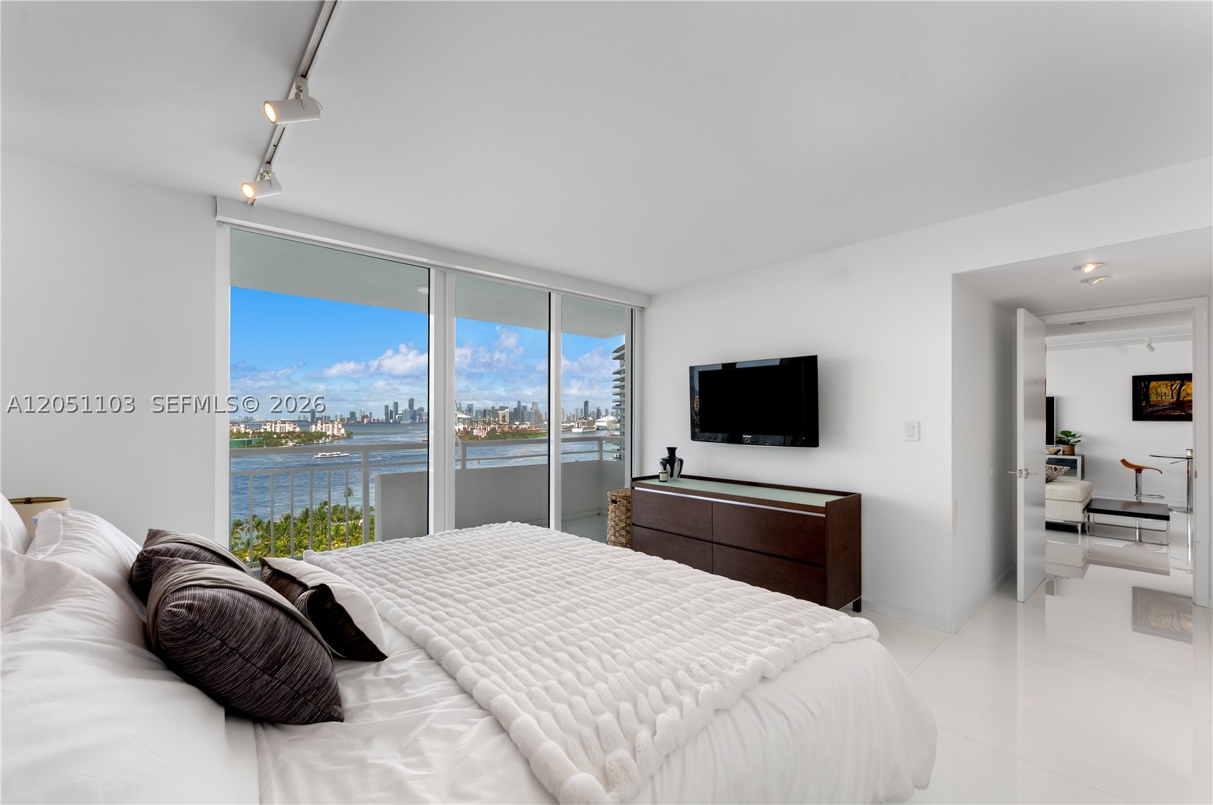 400 S Pointe Dr #1805, Miami Beach FL 33139