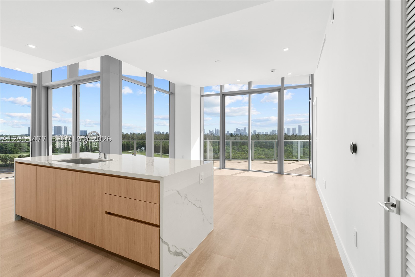 2411 Laguna Cr #611, Miami FL 33181