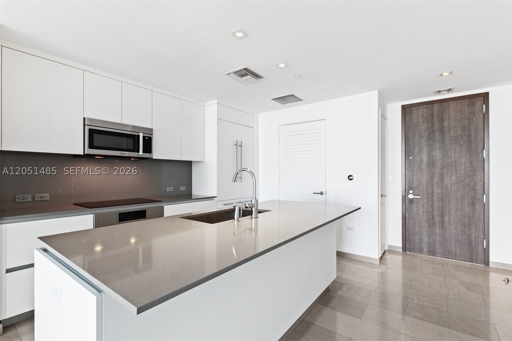 68 SE 6th St #1706, Miami FL 33131