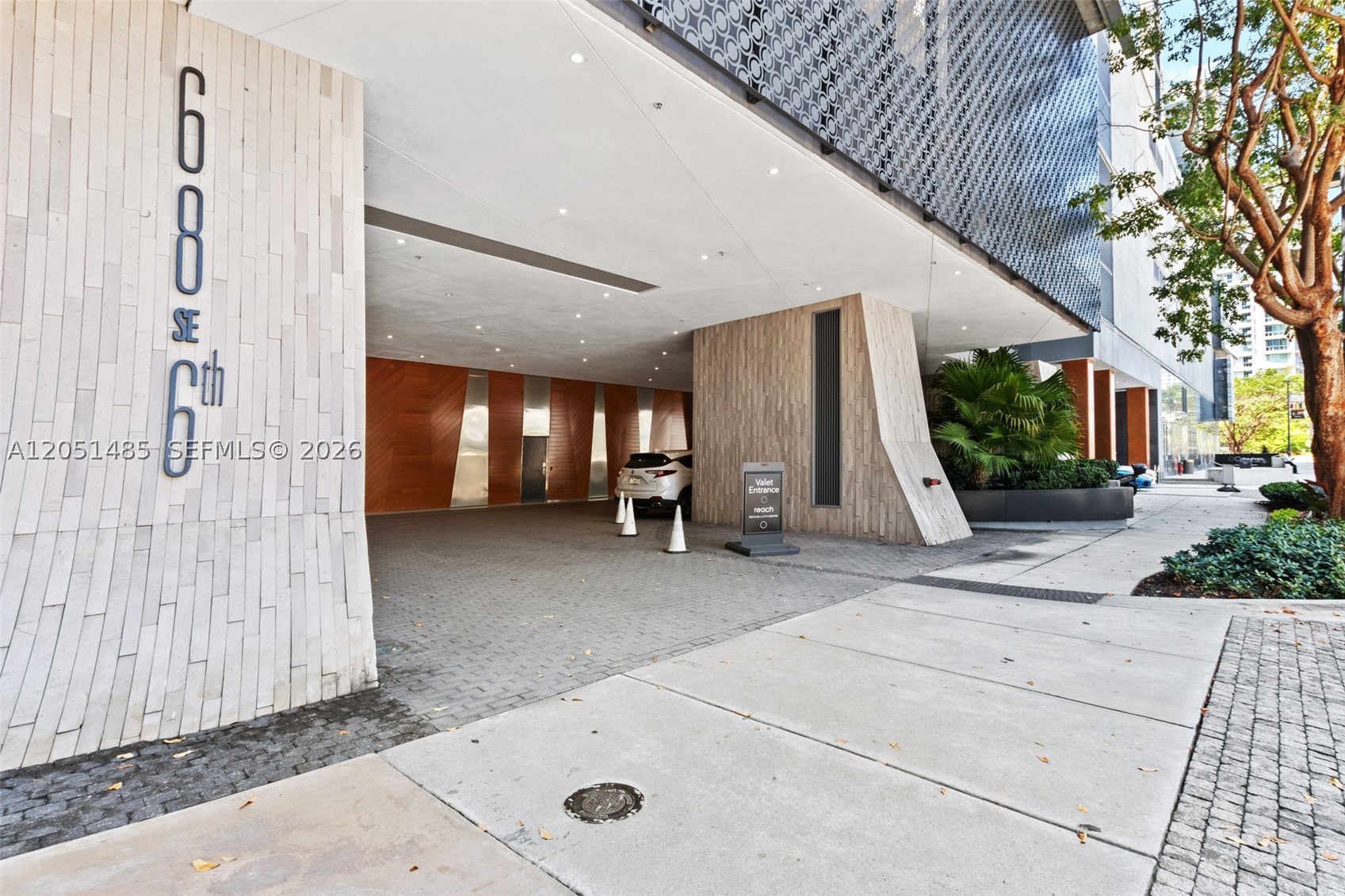 68 SE 6th St #1706, Miami FL 33131