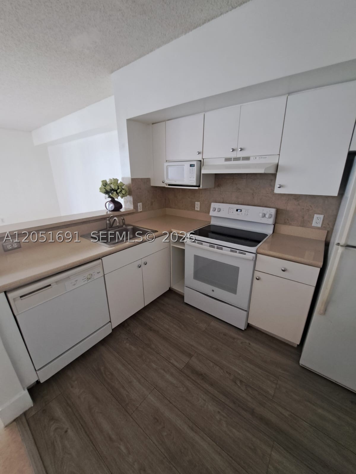 5085 NW 7th St #810, Miami FL 33126