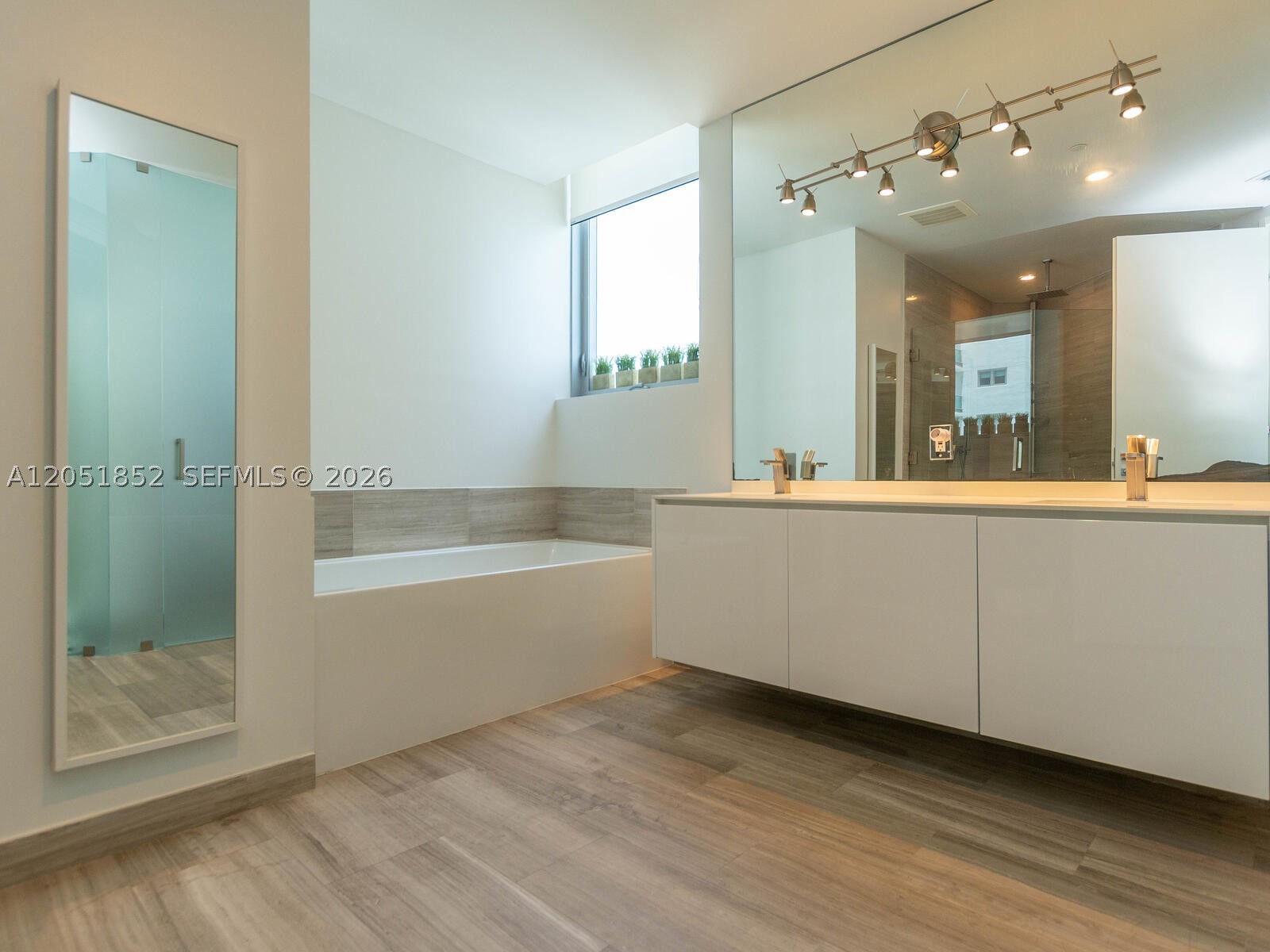 1300 Brickell Bay Dr #3804, Miami FL 33131