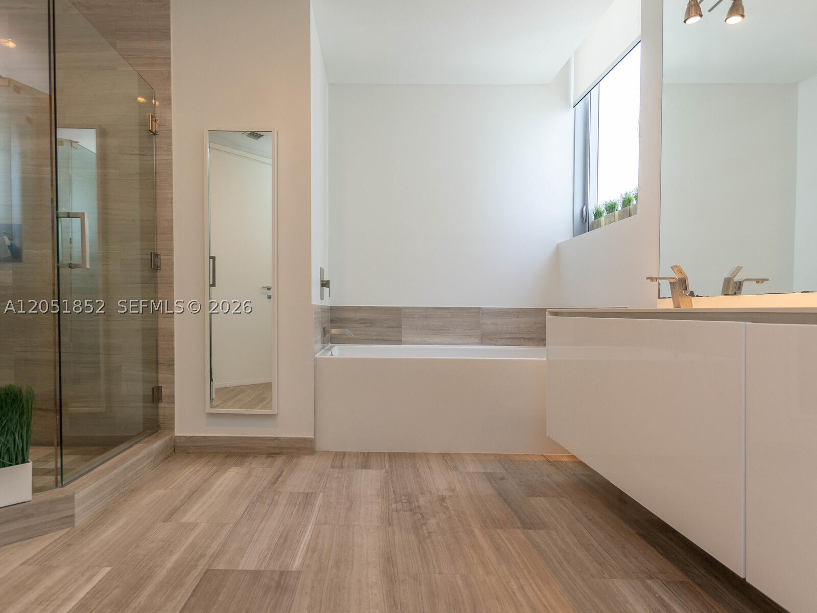 1300 Brickell Bay Dr #3804, Miami FL 33131
