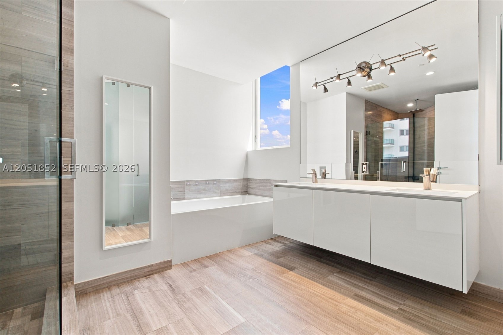 1300 Brickell Bay Dr #3804, Miami FL 33131