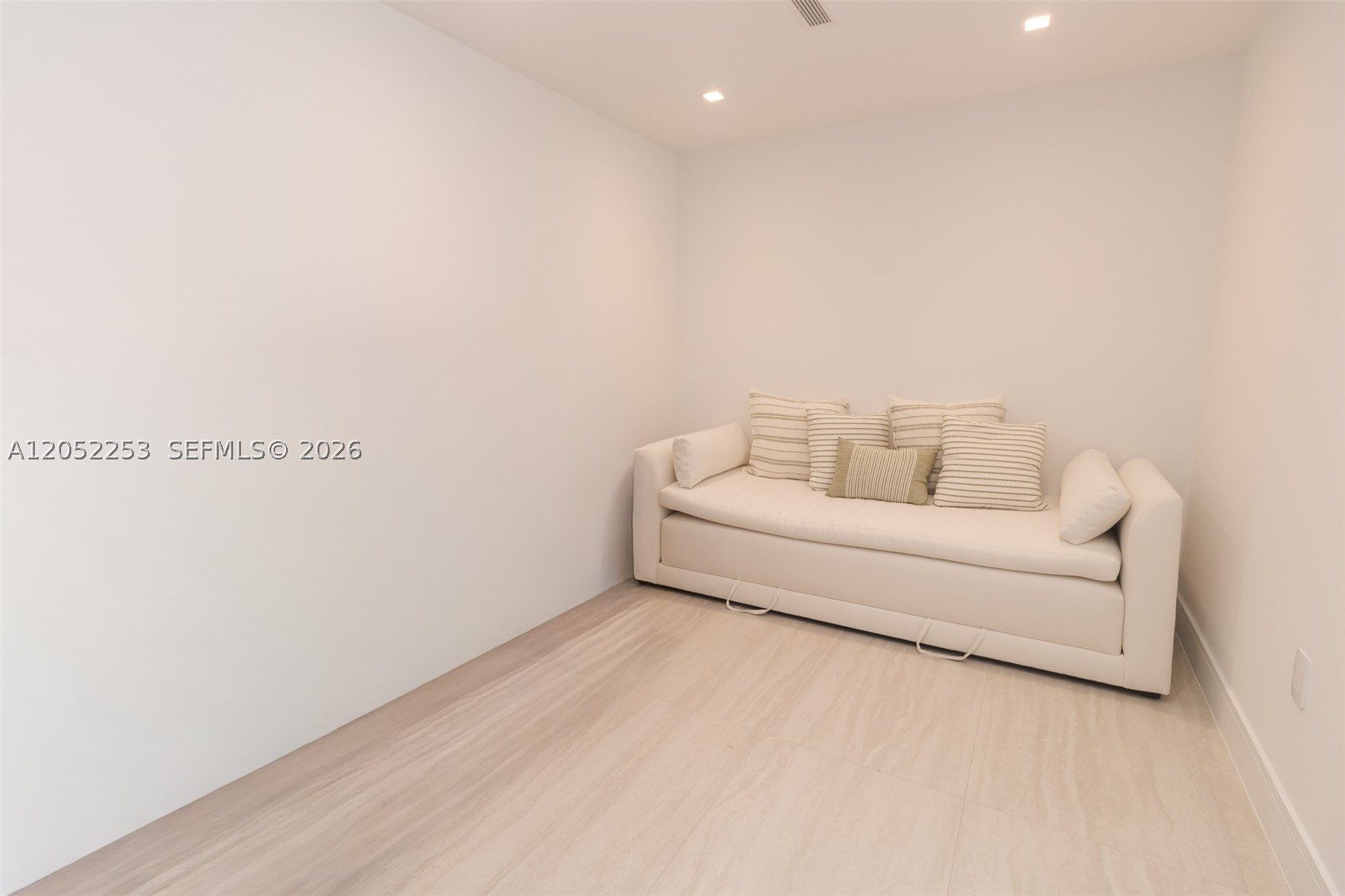 2411 Laguna Circle #1704, North Miami FL 33181