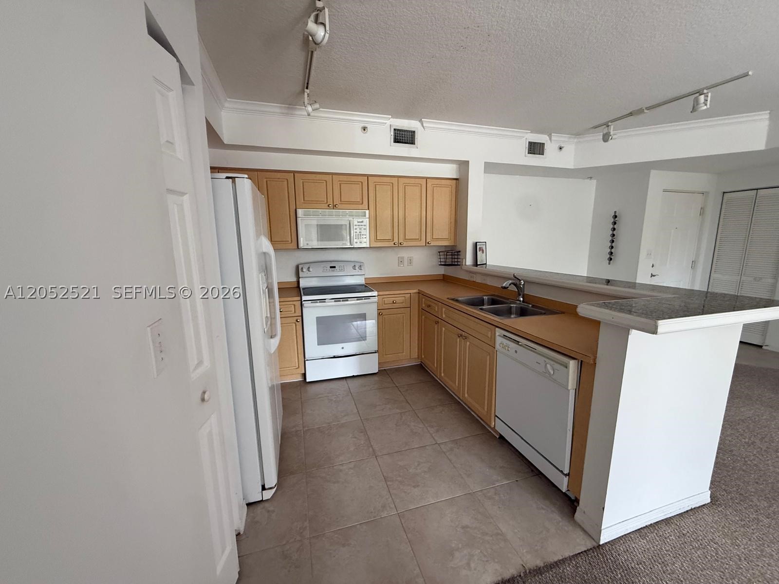 6861 SW 44th St #205, Miami FL 33155