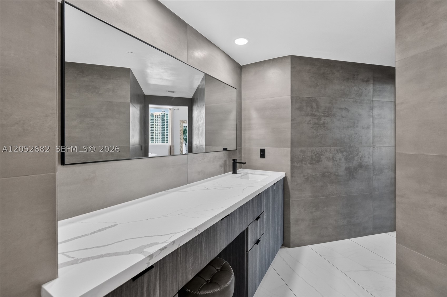 55 SE 6th St #3802, Miami FL 33131