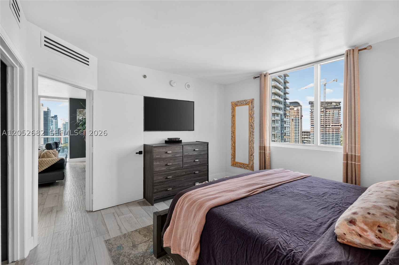55 SE 6th St #3802, Miami FL 33131