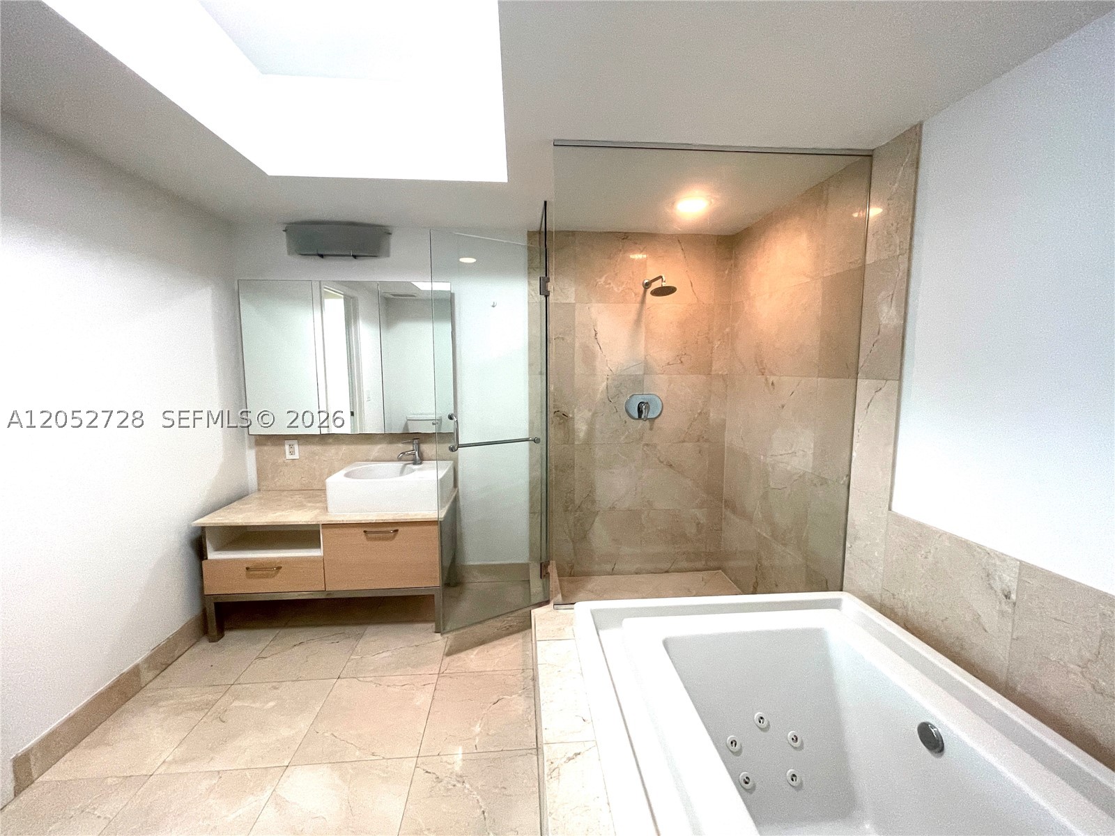 218 SE 14th St #1004, Miami FL 33131
