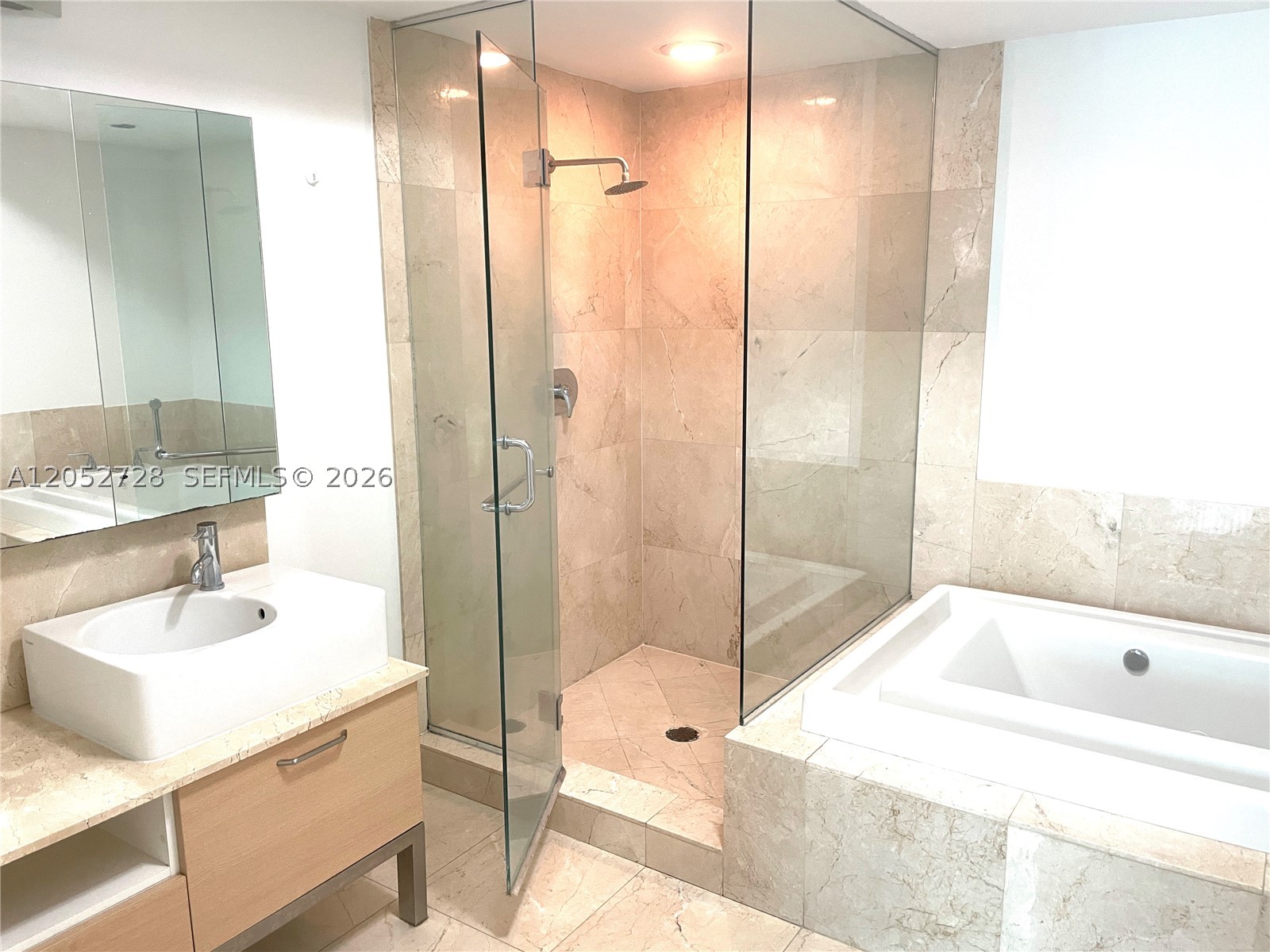 218 SE 14th St #1004, Miami FL 33131