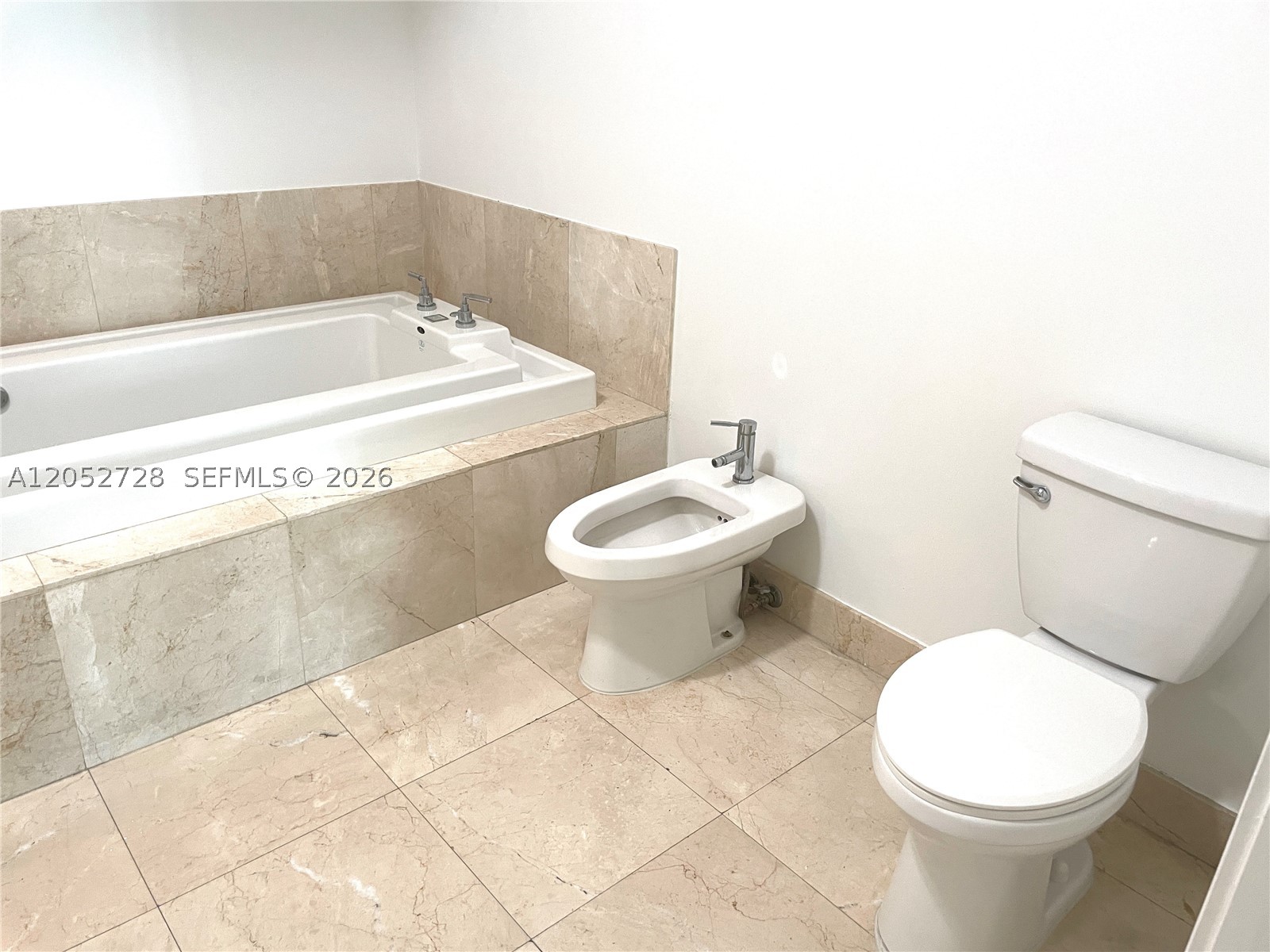 218 SE 14th St #1004, Miami FL 33131