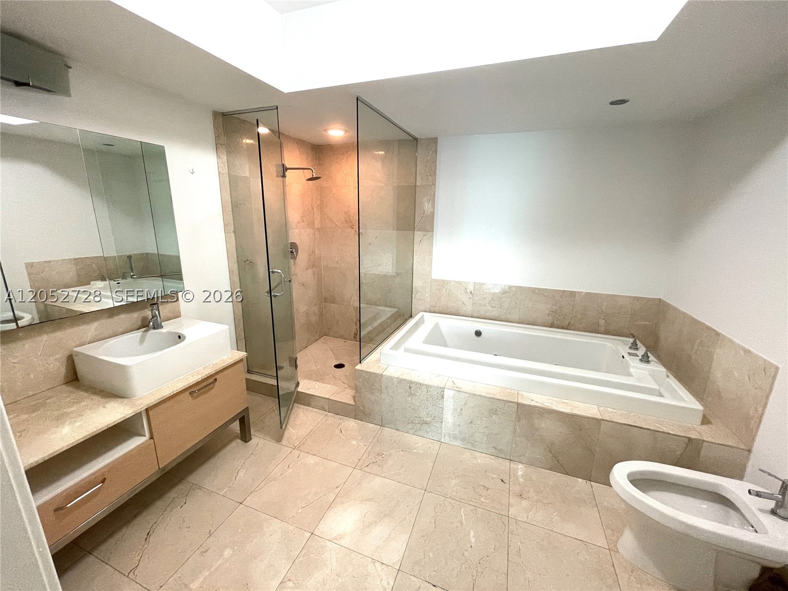 218 SE 14th St #1004, Miami FL 33131