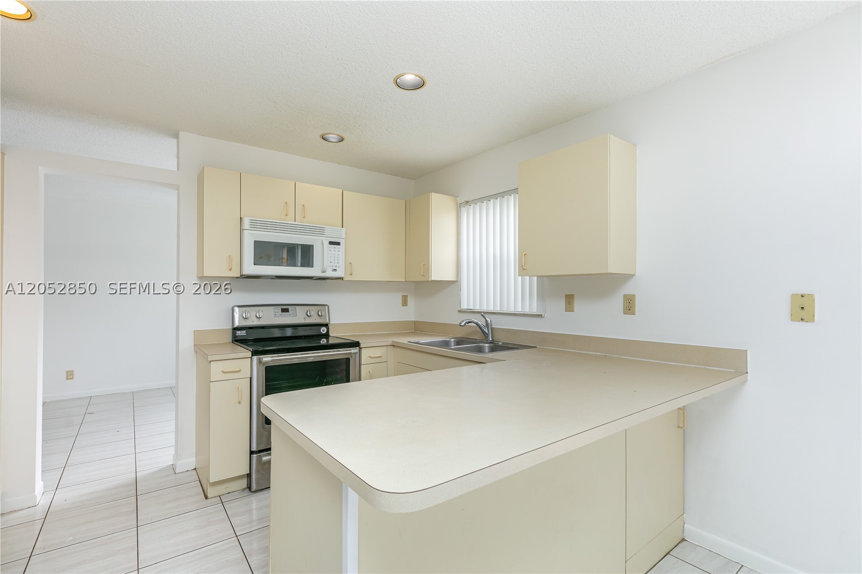 2592 W Saratoga Dr, Cooper City FL 33026