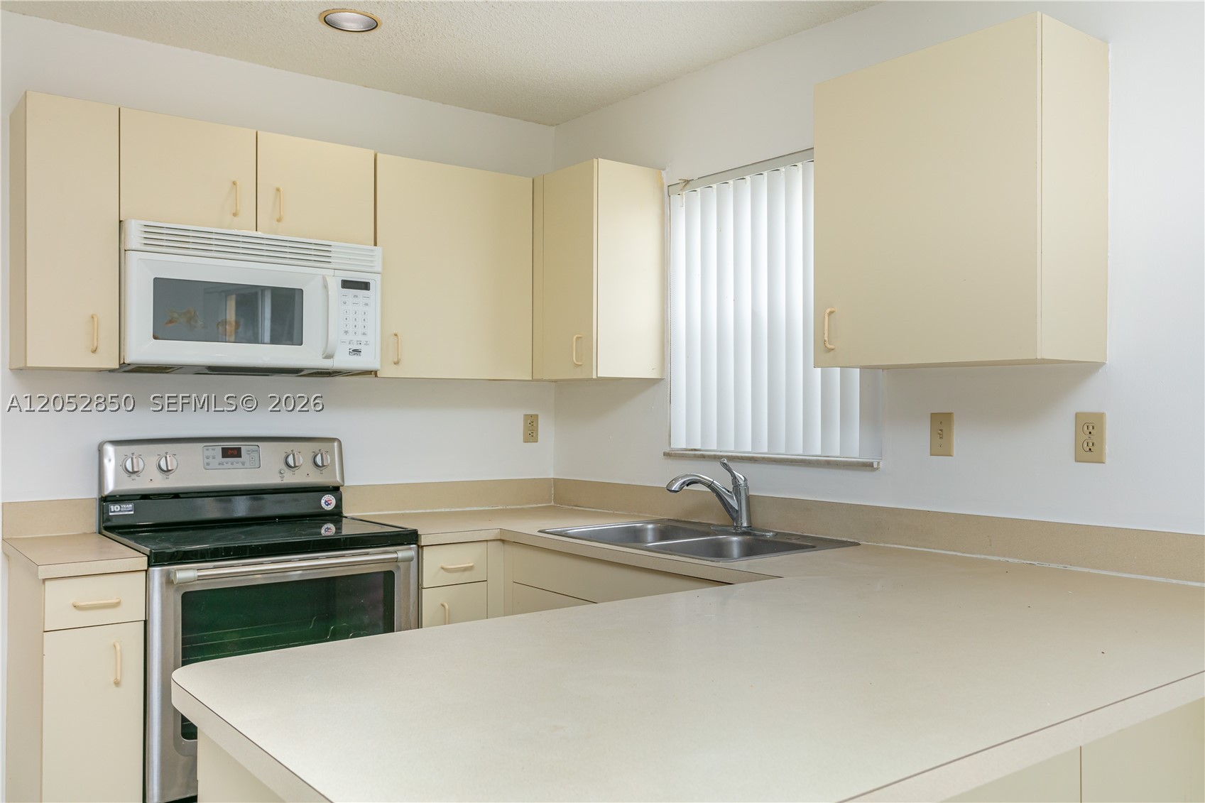 2592 W Saratoga Dr, Cooper City FL 33026