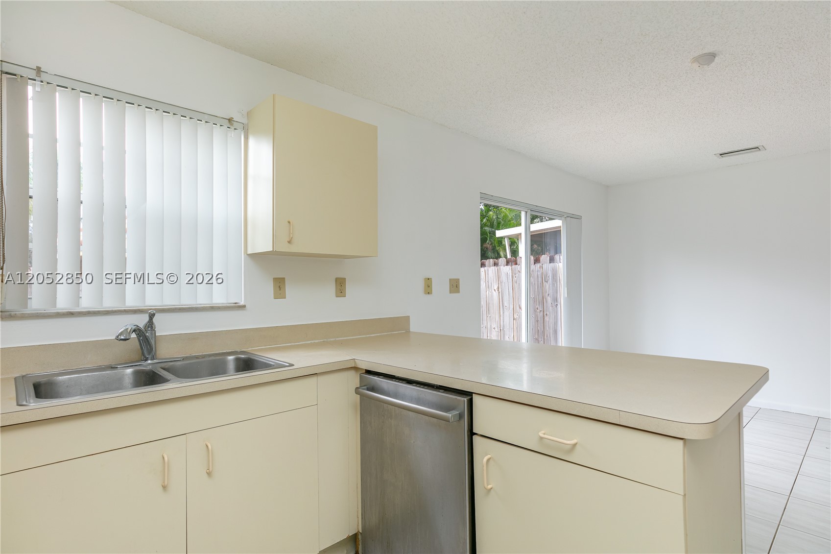 2592 W Saratoga Dr, Cooper City FL 33026