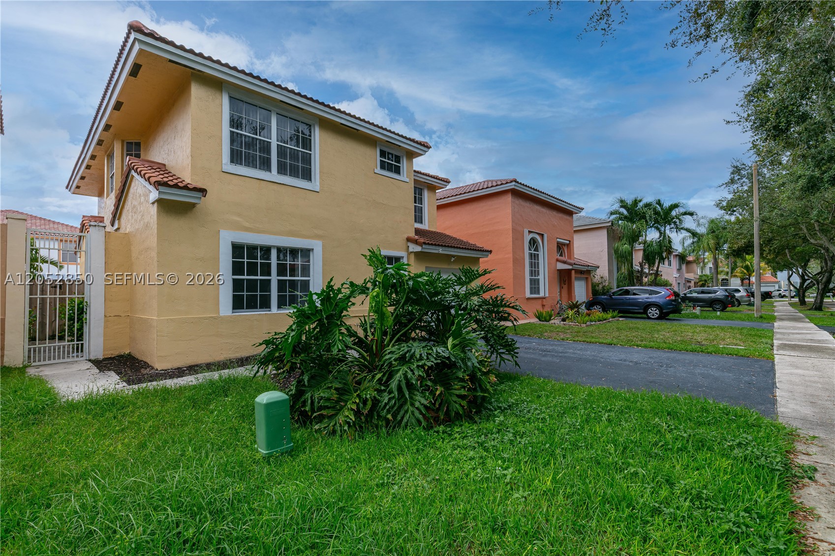 2592 W Saratoga Dr, Cooper City FL 33026