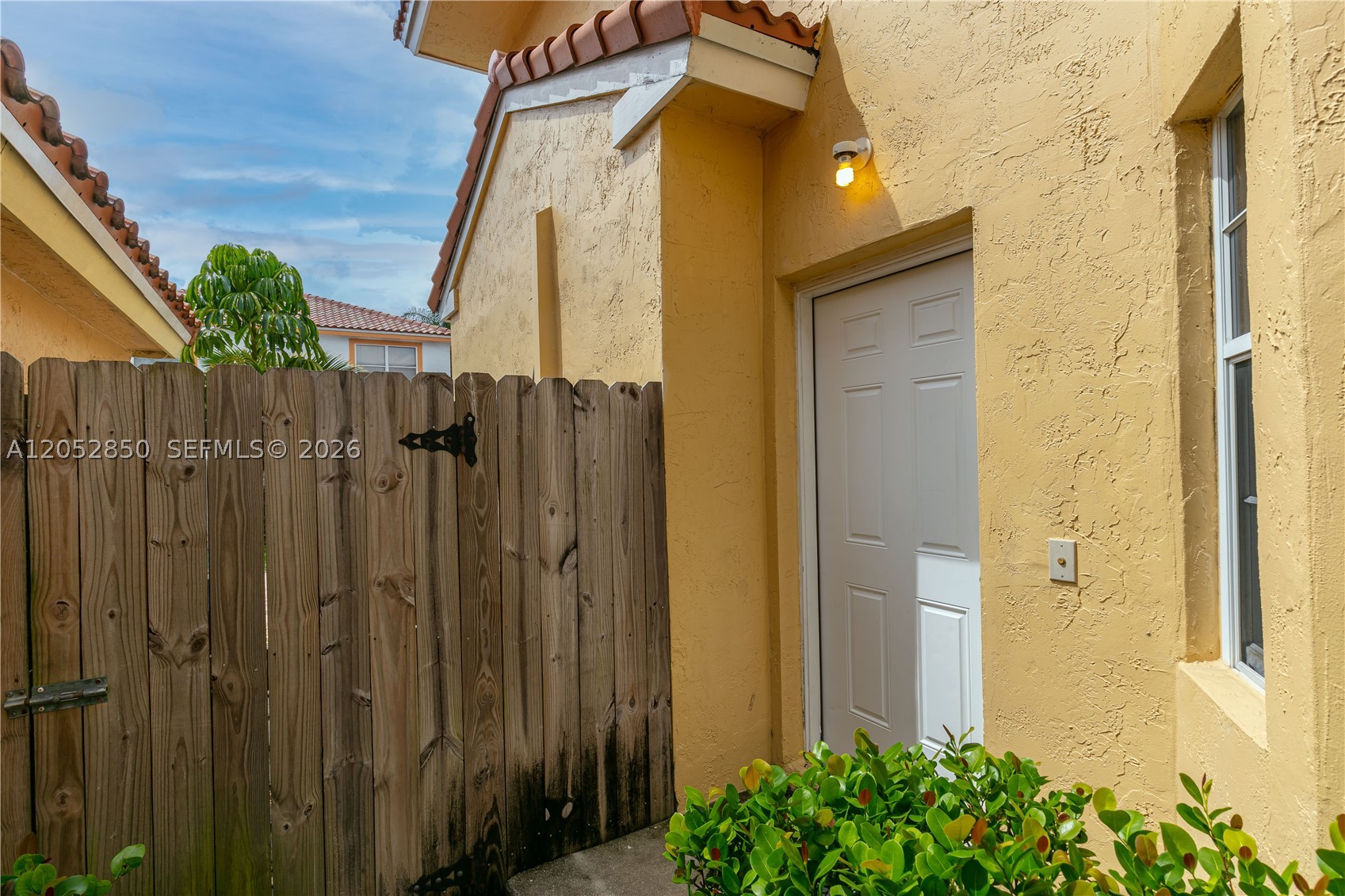 2592 W Saratoga Dr, Cooper City FL 33026