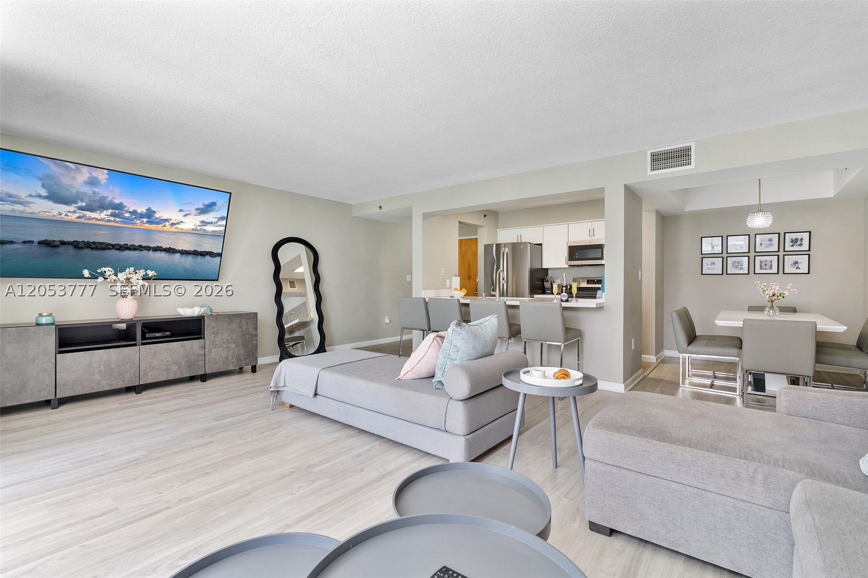 1200 Brickell Bay Dr #2423, Miami FL 33131