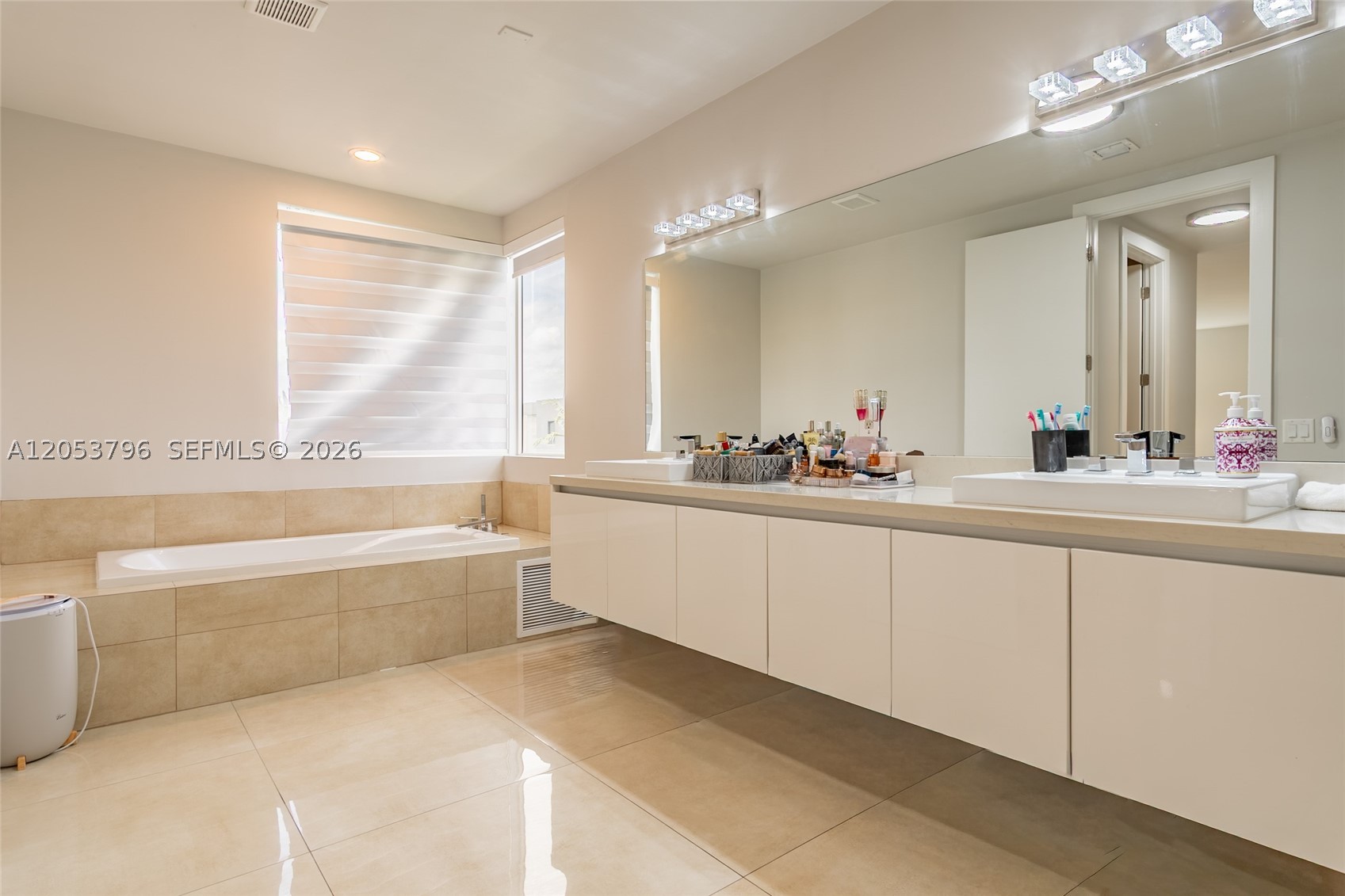 10043 NW 75th Ter, Doral FL 33178
