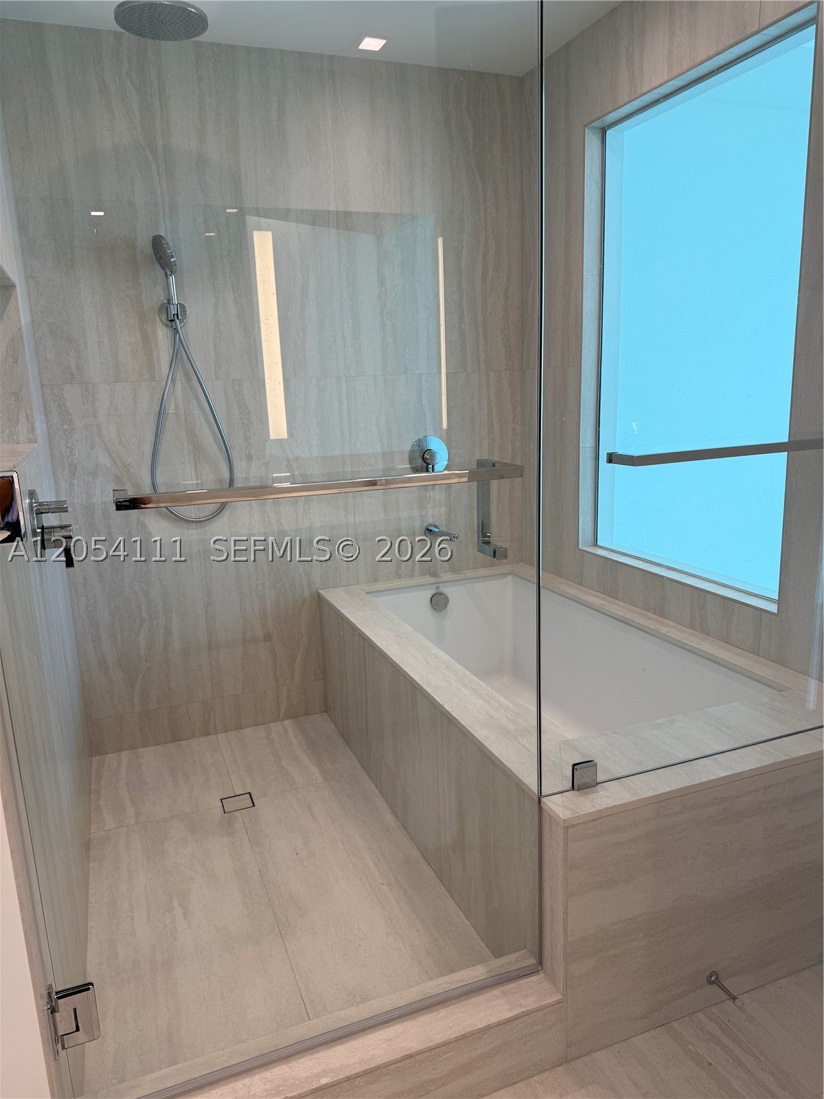 2411 Laguna Cir #910, Miami FL 33181