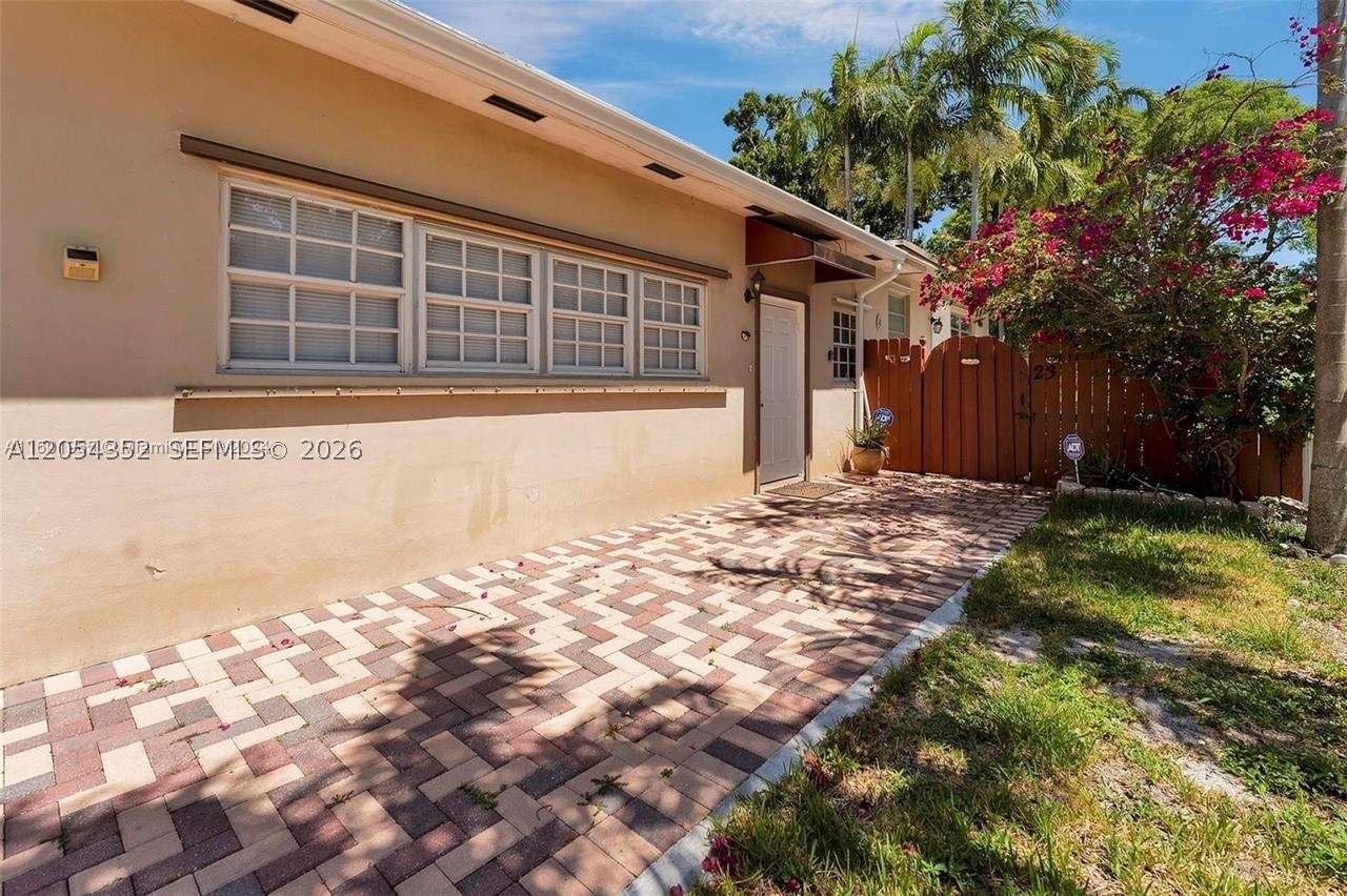 23 SW 8th St, Hallandale Beach FL 33009