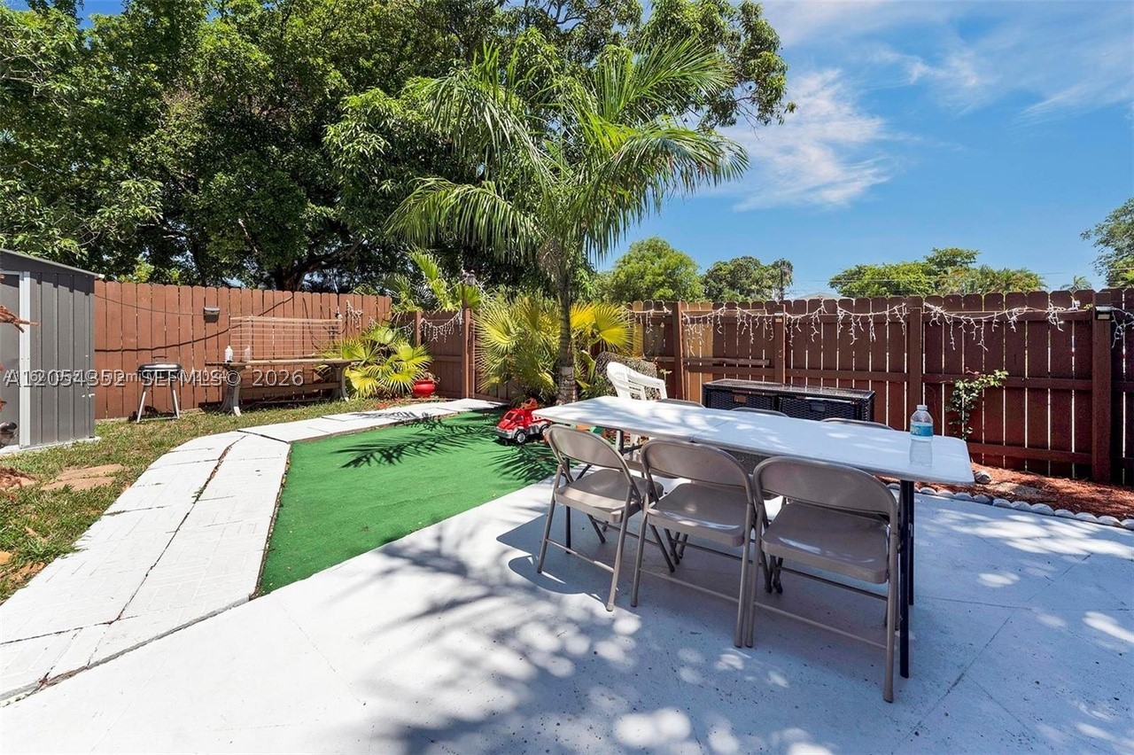 23 SW 8th St, Hallandale Beach FL 33009