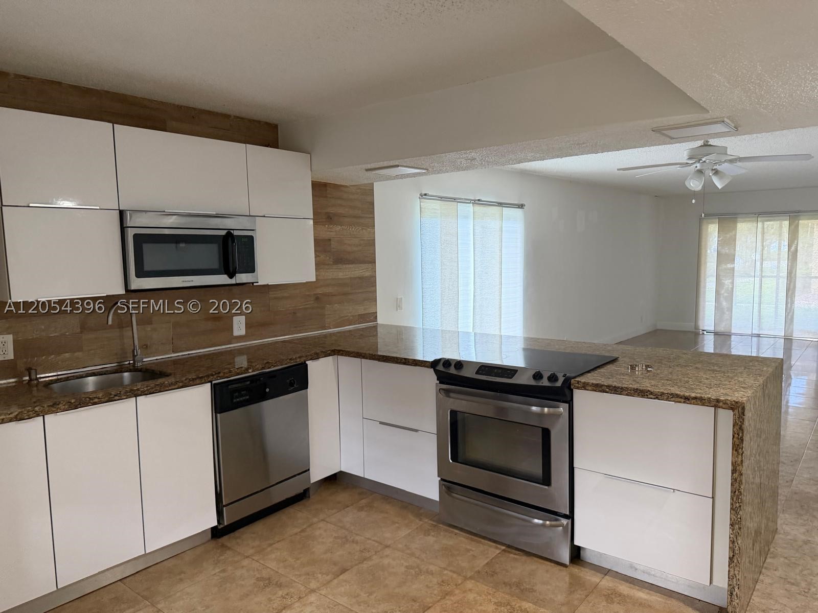 178 Lakeview Dr #101, Weston FL 33326