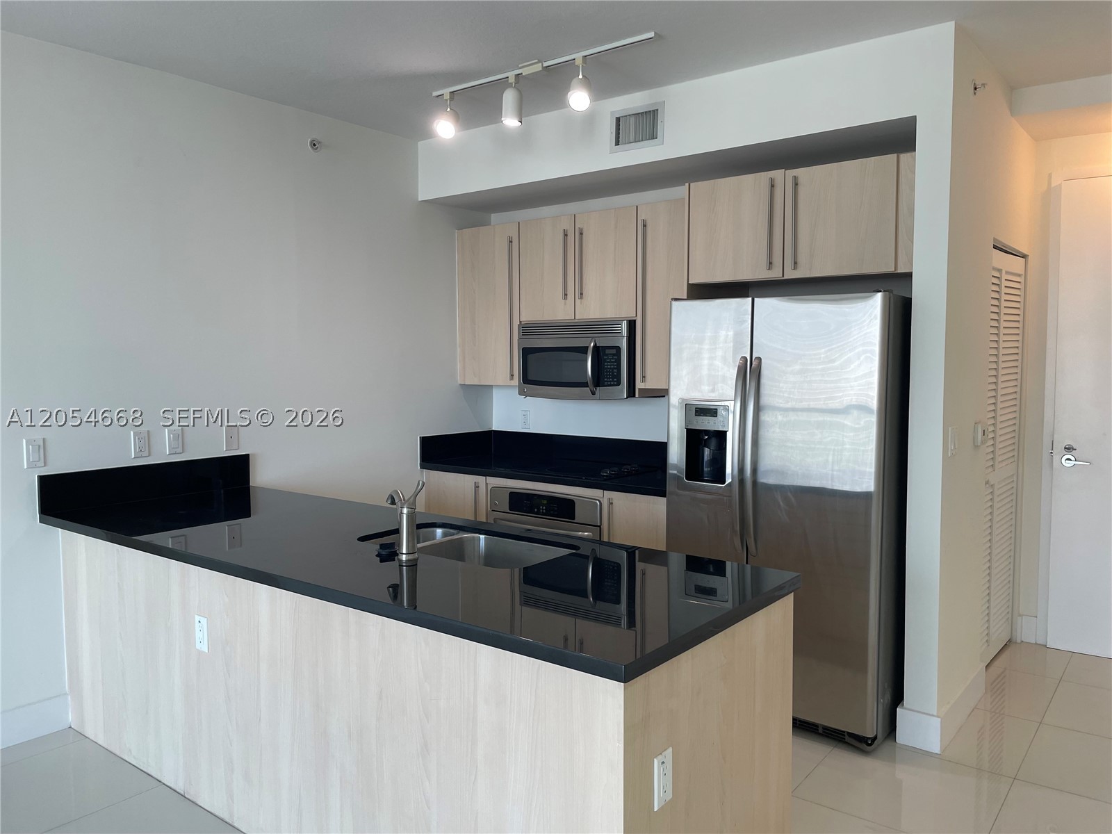 79 SW 12 ST #3011-S, Miami FL 33130