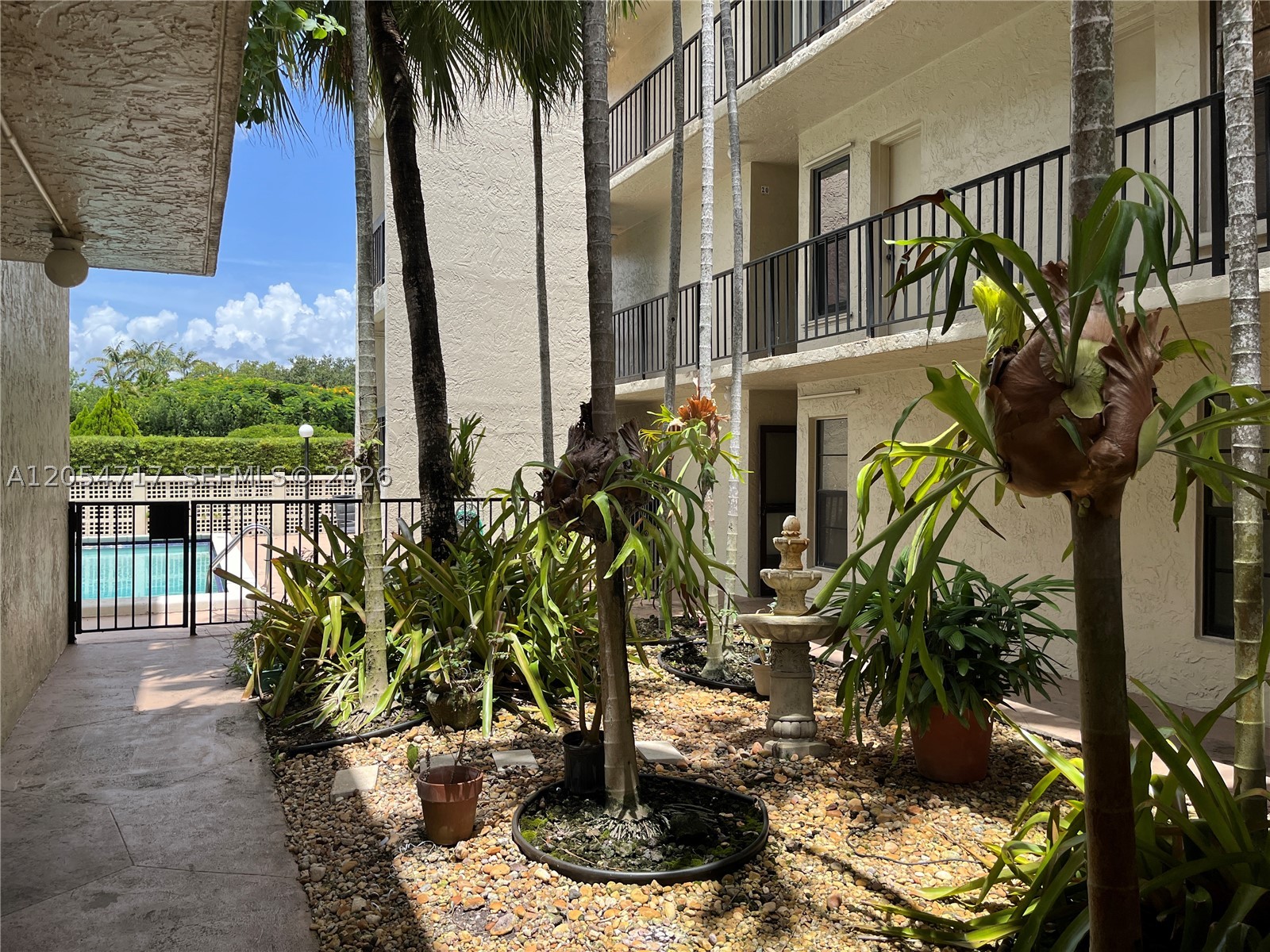 709 Curtiss Pkwy #11, Miami Springs FL 33166