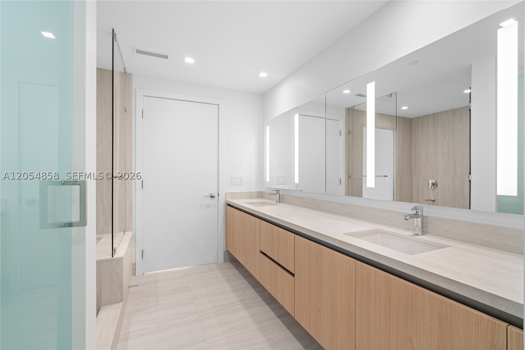 2411 Laguna Circle #1604, North Miami FL 33181