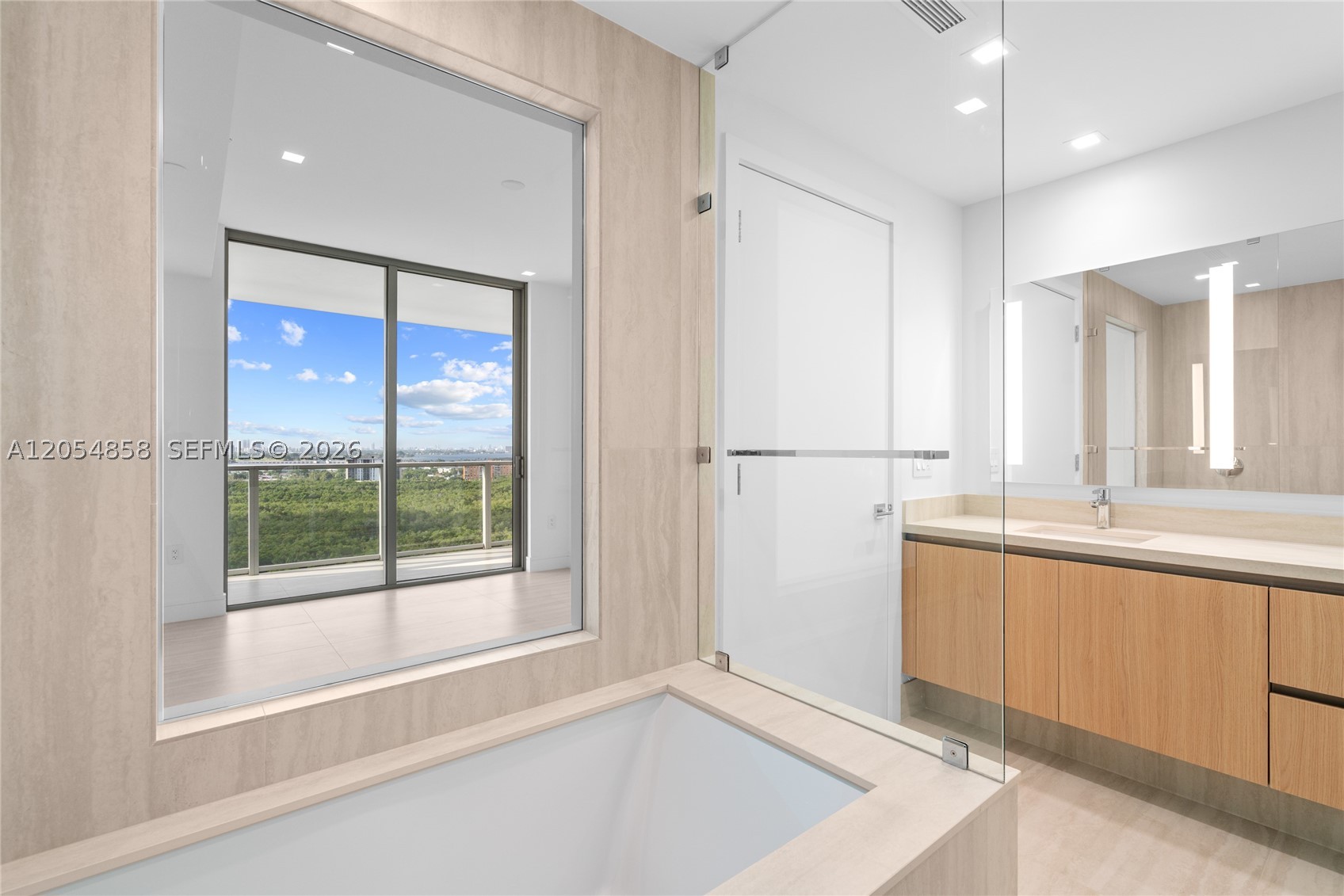 2411 Laguna Circle #1604, North Miami FL 33181