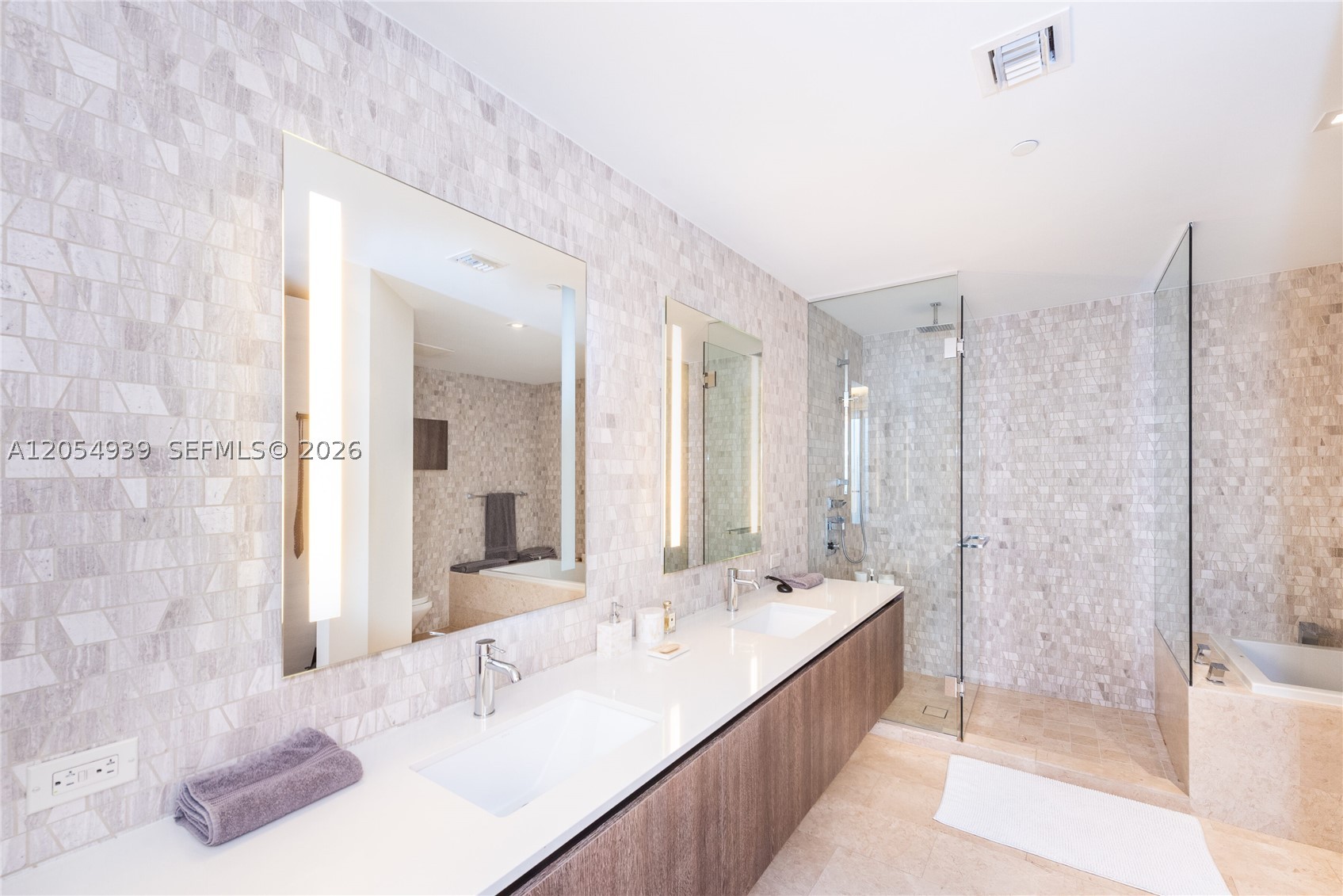 88 SW 7th St #3005, Miami FL 33130