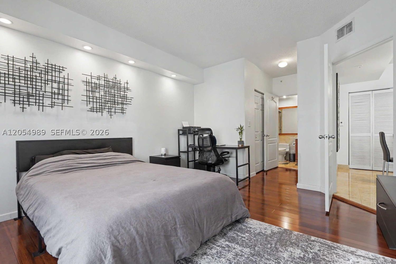 5085 NW 7th St #906, Miami FL 33126