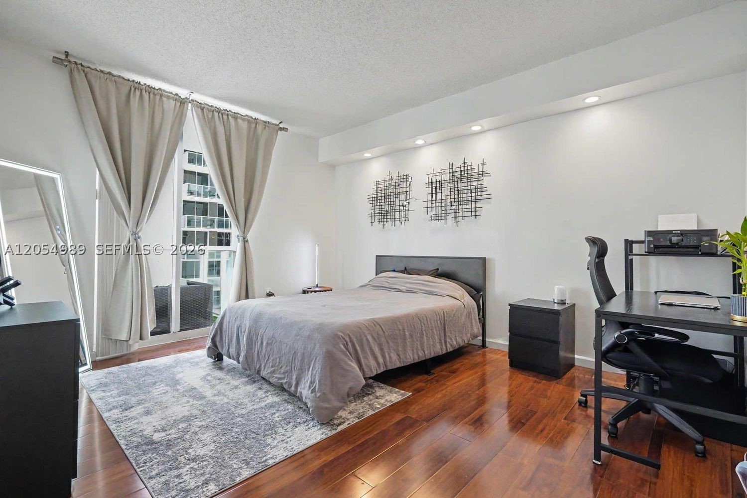 5085 NW 7th St #906, Miami FL 33126