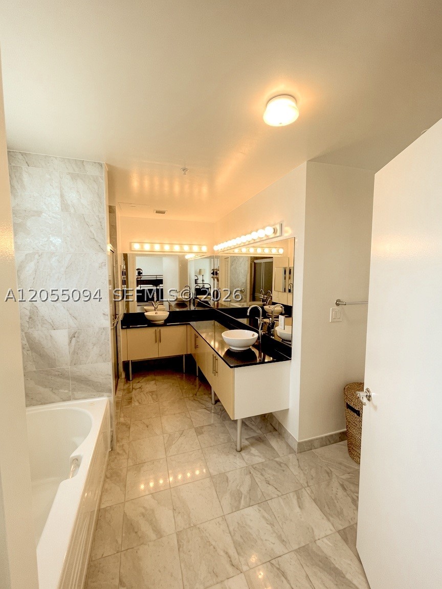 31 SE 5th St #3712, Miami FL 33131