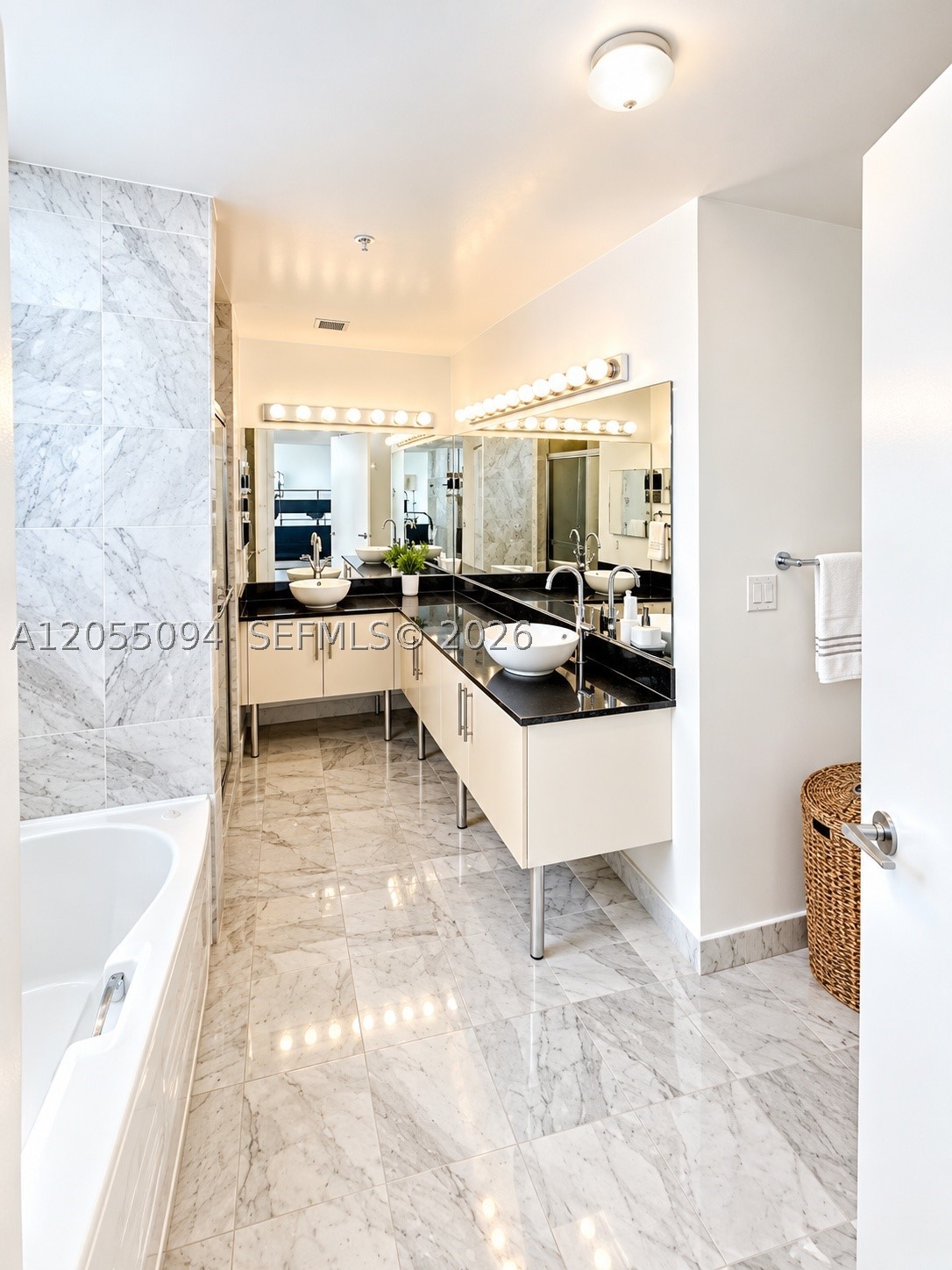 31 SE 5th St #3712, Miami FL 33131
