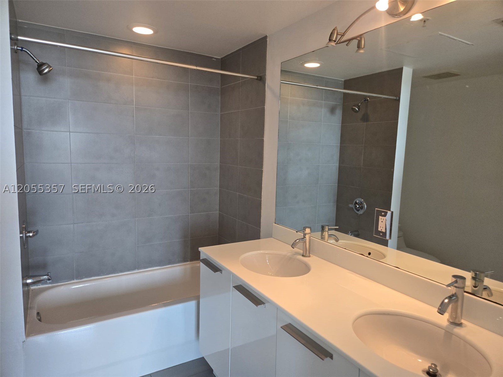 92 SW 3rd St #1808, Miami FL 33130