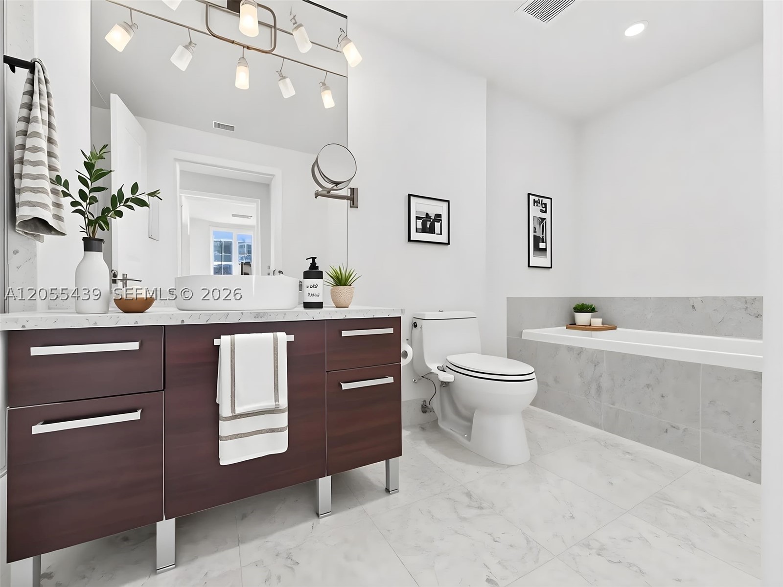 253 NE 2nd St #1804, Miami FL 33132