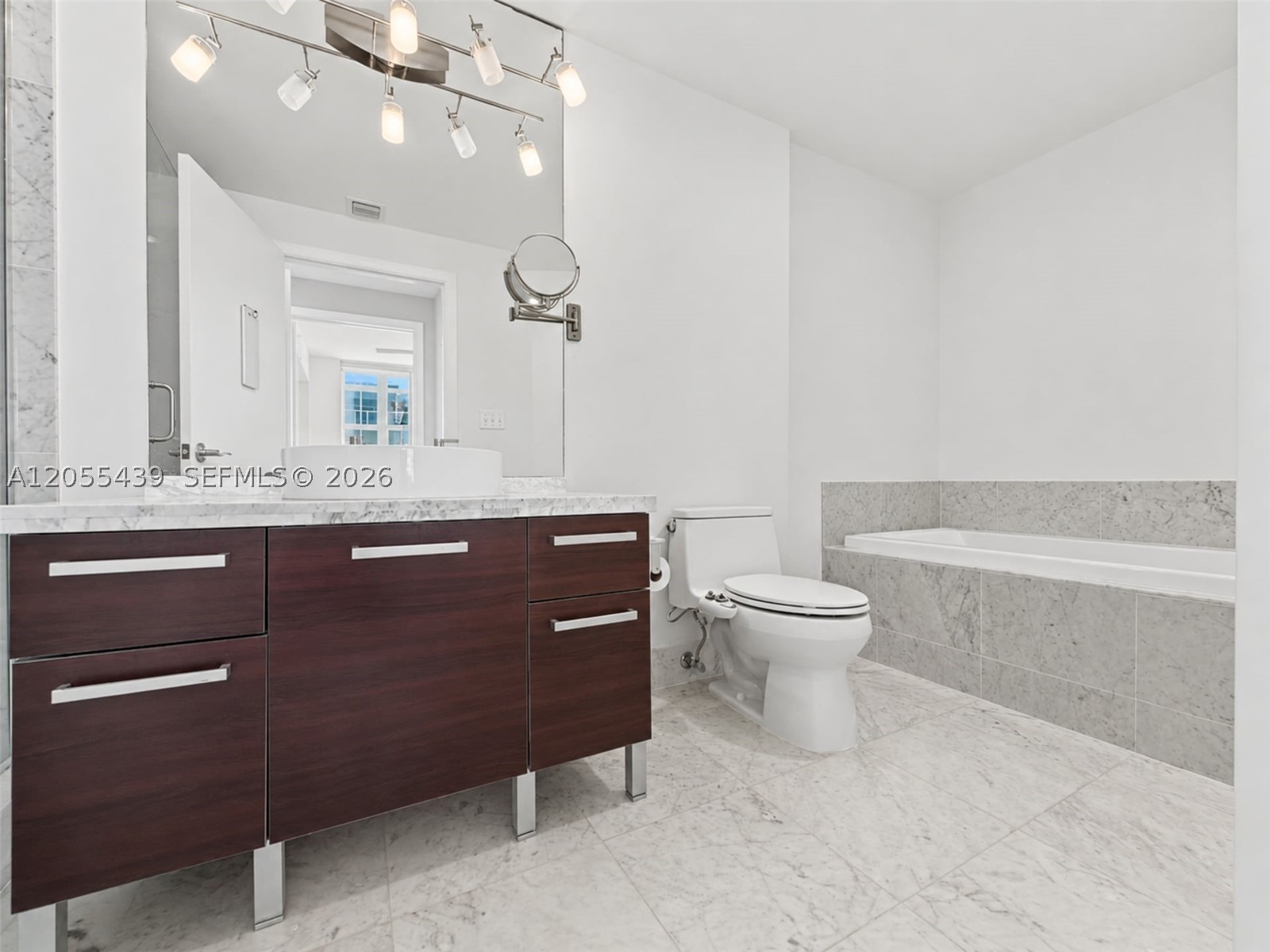 253 NE 2nd St #1804, Miami FL 33132