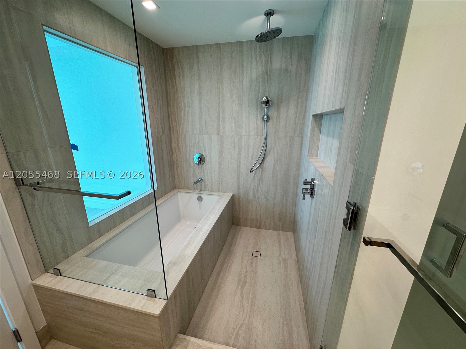 2411 Lagna Cir #1407, North Miami FL 33181