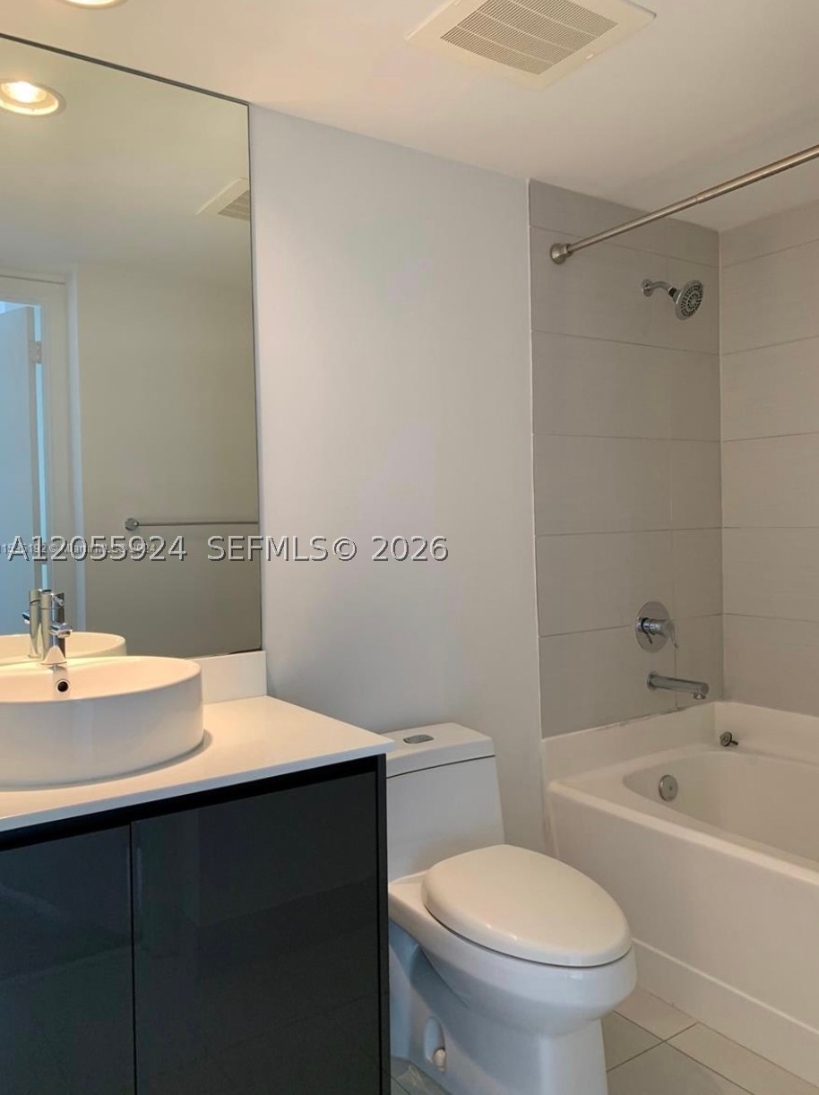 31 SE 6th St #2705, Miami FL 33131