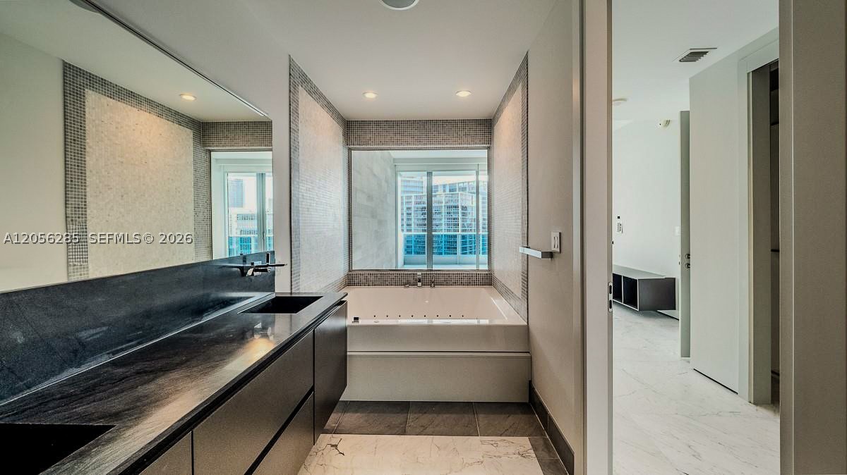 200 Biscayne Boulevard Way #5104, Miami FL 33131