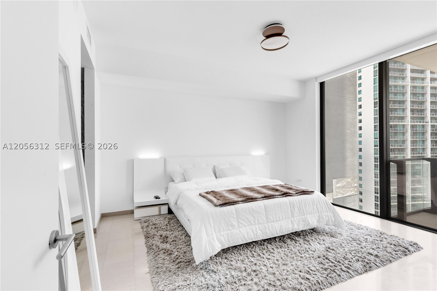 68 SE 6th St #1907, Miami FL 33131