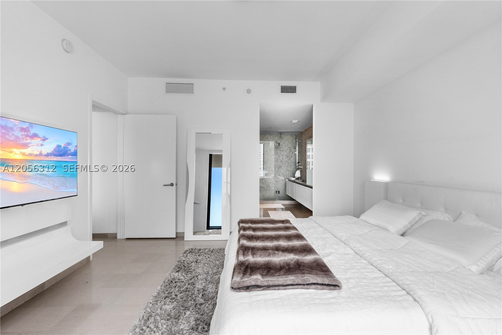68 SE 6th St #1907, Miami FL 33131
