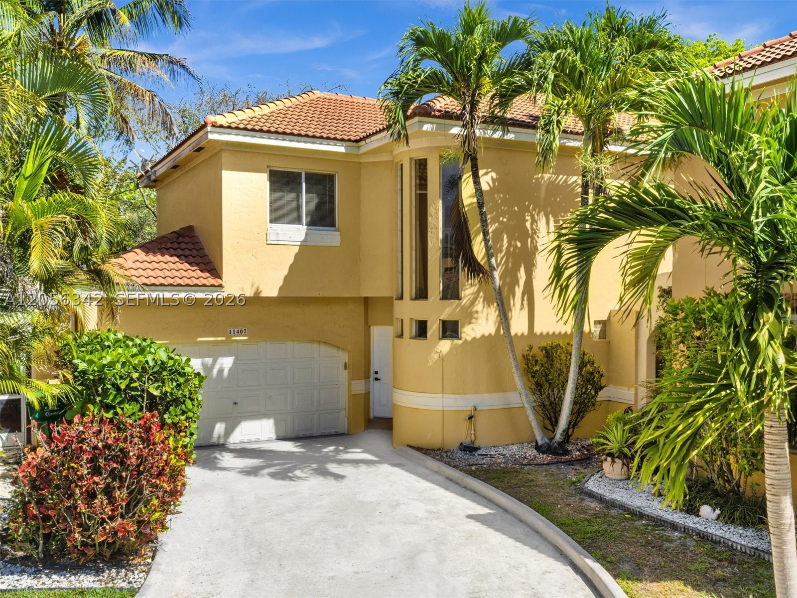 11407 Lakeview Dr, Coral Springs FL 33071