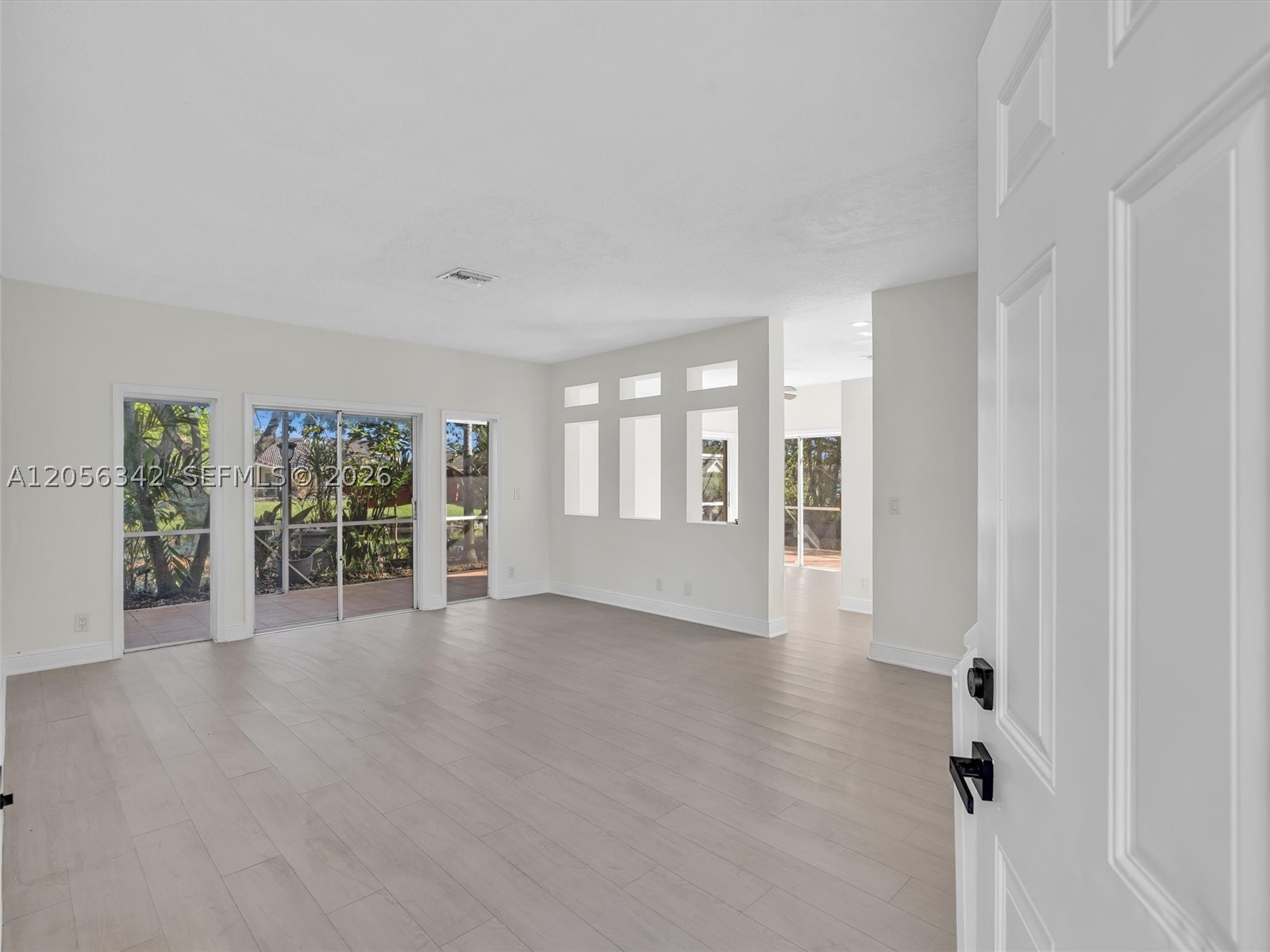 11407 Lakeview Dr, Coral Springs FL 33071