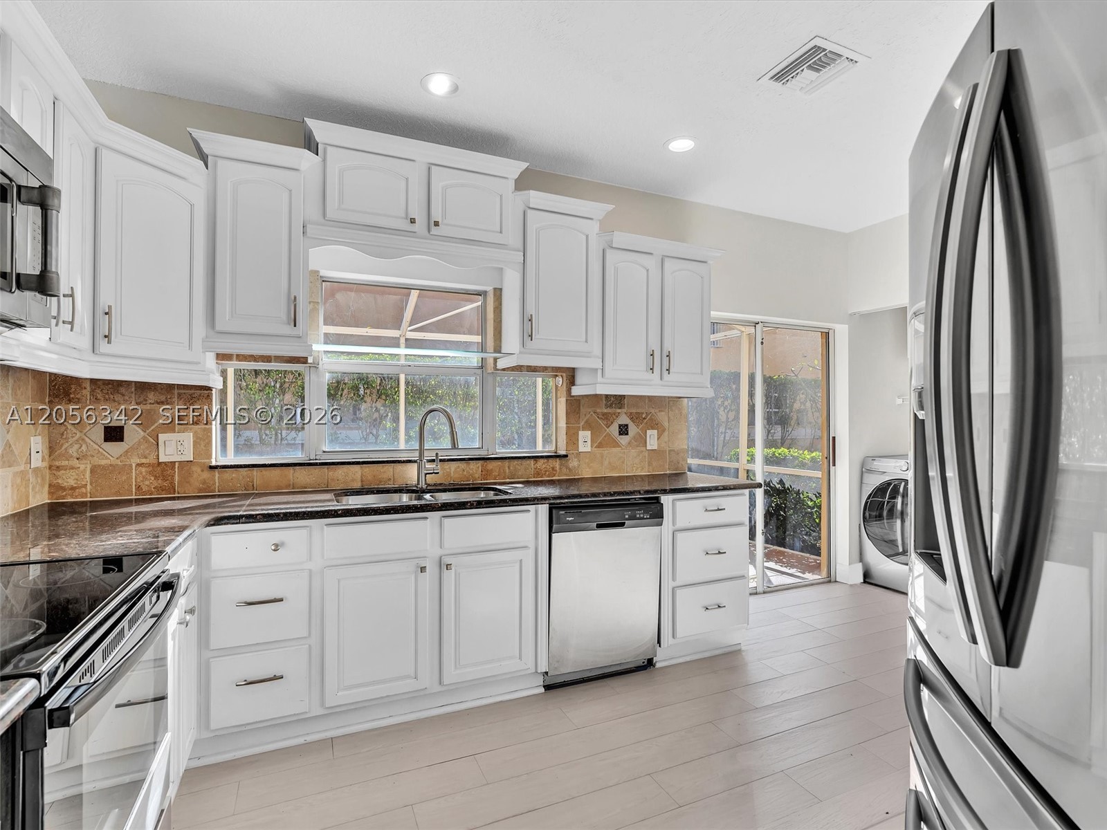 11407 Lakeview Dr, Coral Springs FL 33071