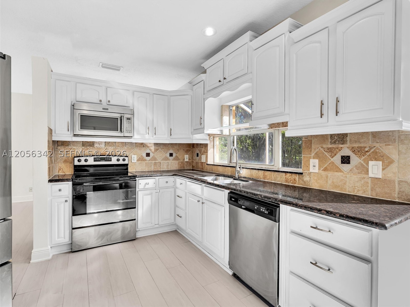 11407 Lakeview Dr, Coral Springs FL 33071
